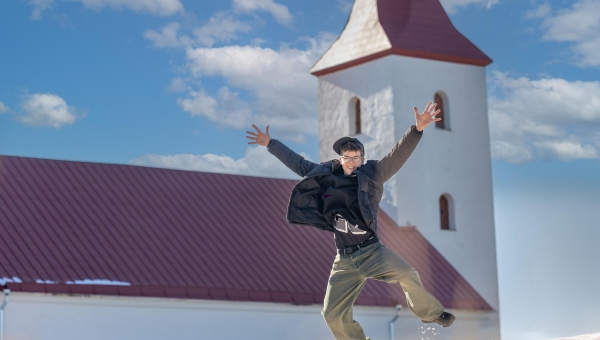 15aastane Samuel Orav leidis loovtöö kirjutamise kohustusest võimaluse ühendada kirg räppmuusika ning kirjutamise vastu. Nüüdseks on ta välja andnud oma esimese räppalbumi ning sahtlis ootavad ligi 150 enda kirjutatud lugu albumina avaldamist. Foto: AIGAR NAGEL